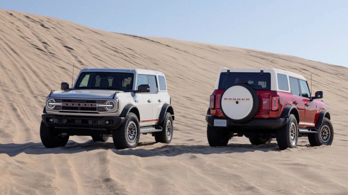 https://kbb.com/asset/0f9c84d8-6f1b-4db7-8667-5e0bb9d886f0/OG/2026-ford-bronco-60th-anniversary-front-and-back.jpg