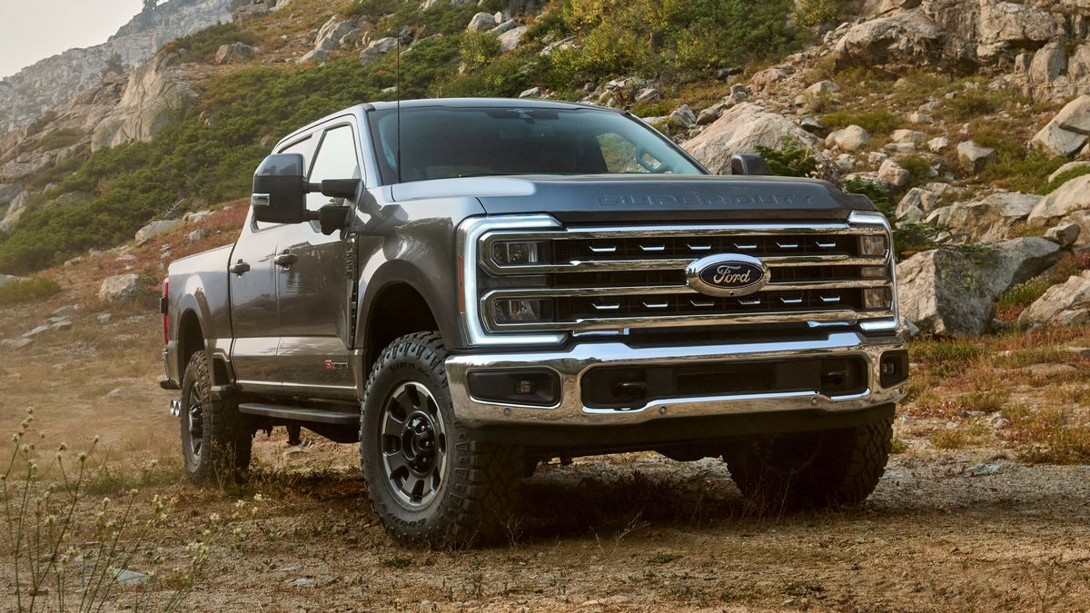 2025-ford-f-250-super-duty-3qtr