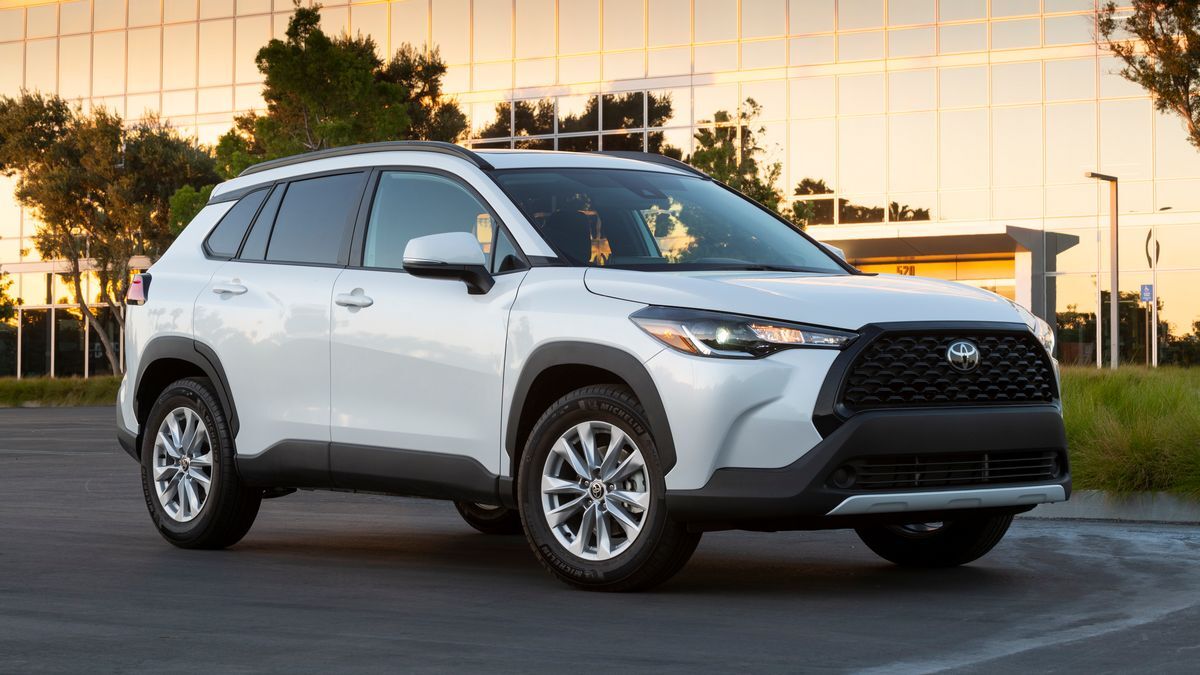 https://kbb.com/asset/4cdde64f-798a-47bf-b1f6-69ed8b488c6d/OG/2025-Toyota-Corolla-Cross-front-right-3qtr.jpg