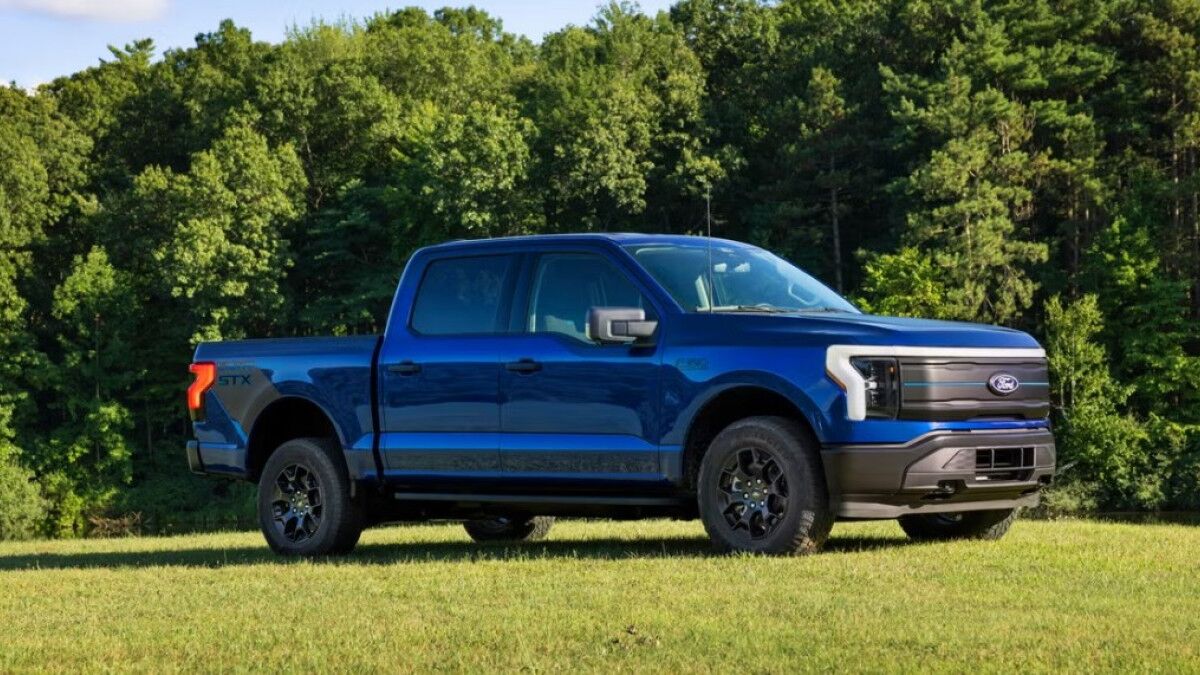 https://kbb.com/asset/94d1372a-5692-4e7e-871a-731a75441019/OG/2026-ford-f-150-lightning-stx-profile.jpg
