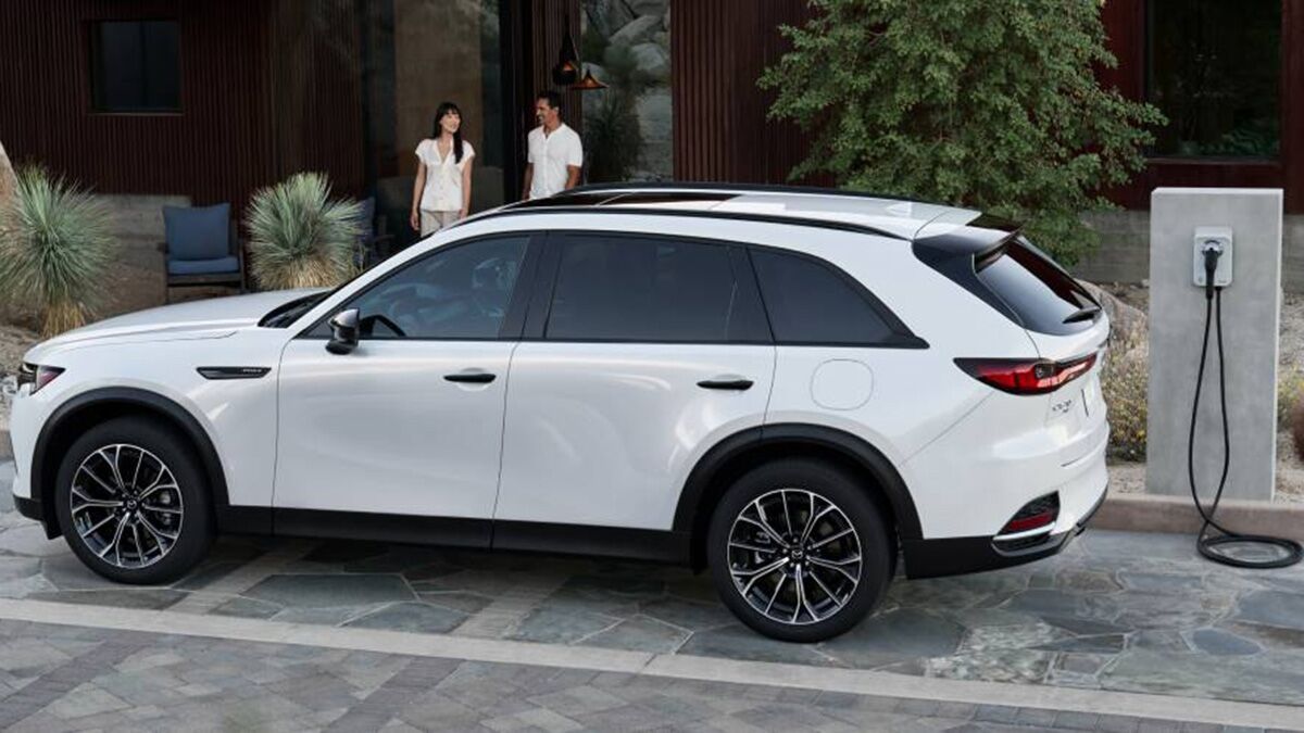 https://kbb.com/asset/9e3b4454-b0d5-479d-8db0-4c752ce44893/OG/mazda-cx-70-phev-installation-services_d.jpg