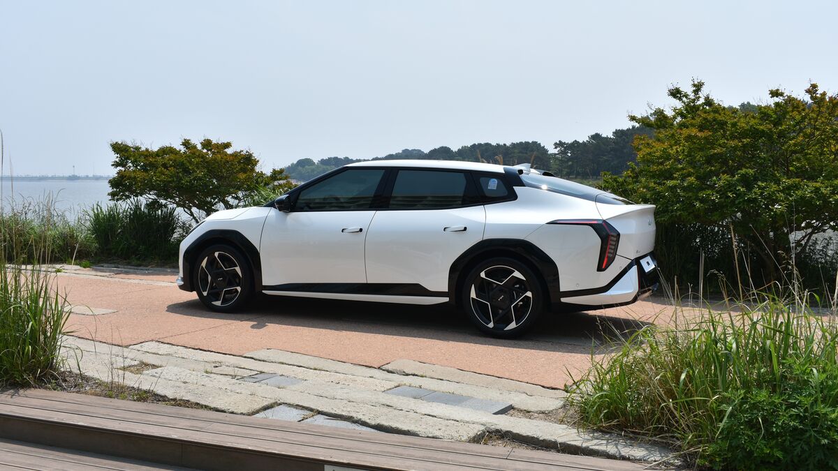 2026 Kia 2026-kia-ev4-left-profile