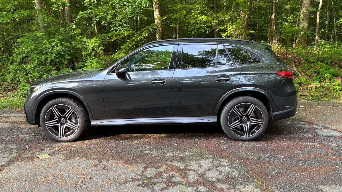 https://kbb.com/asset/ca7e768e-1ac9-4a87-8d7e-ee0d34573be8/OG/2025-mercedes-benz-glc-350e-profile.jpg