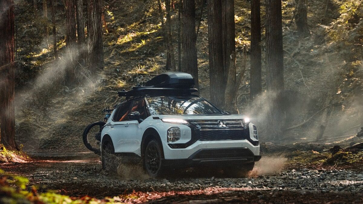 https://kbb.com/asset/d3ac37a5-8b0a-4fc2-8c51-b51f57fe3471/OG/2025-mitsubishi-outlander-trail-edition-front-quarter.jpg