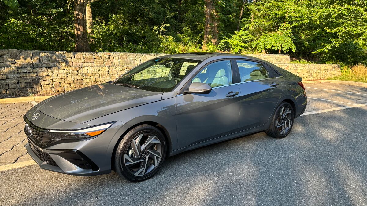 https://kbb.com/asset/e5468928-5431-493e-b570-75351e27f094/OG/2025-hyundai-elantra-hybrid-limited-front-quarter.jpg