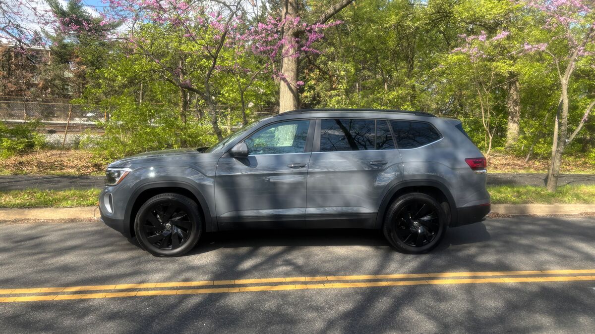 https://kbb.com/asset/e6011f4b-c6d0-4976-8000-2daac56e3dd7/OG/2025-volkswagen-atlas-se-with-technology-profile.jpg
