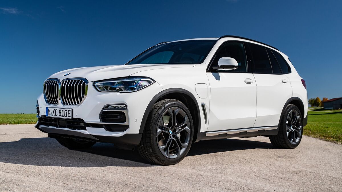 https://kbb.com/asset/fc7dfddd-f2c3-4582-9cde-d8e308150d84/OG/2022-bmw-x5-phev-front-3qtr.jpg?w=300&crop=1&strip=all