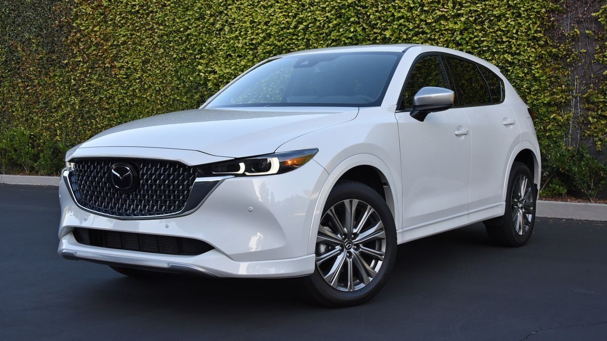 2025-mazda-cx-5-white-front-3qtr-3.jpg