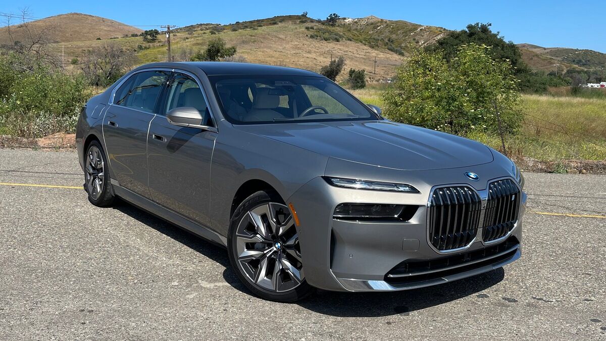 The 2023 BMW i7 in gray seen from a front quarter angle