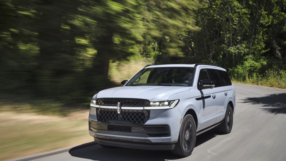 2025-lincoln-navigator-front-quarter.jpg