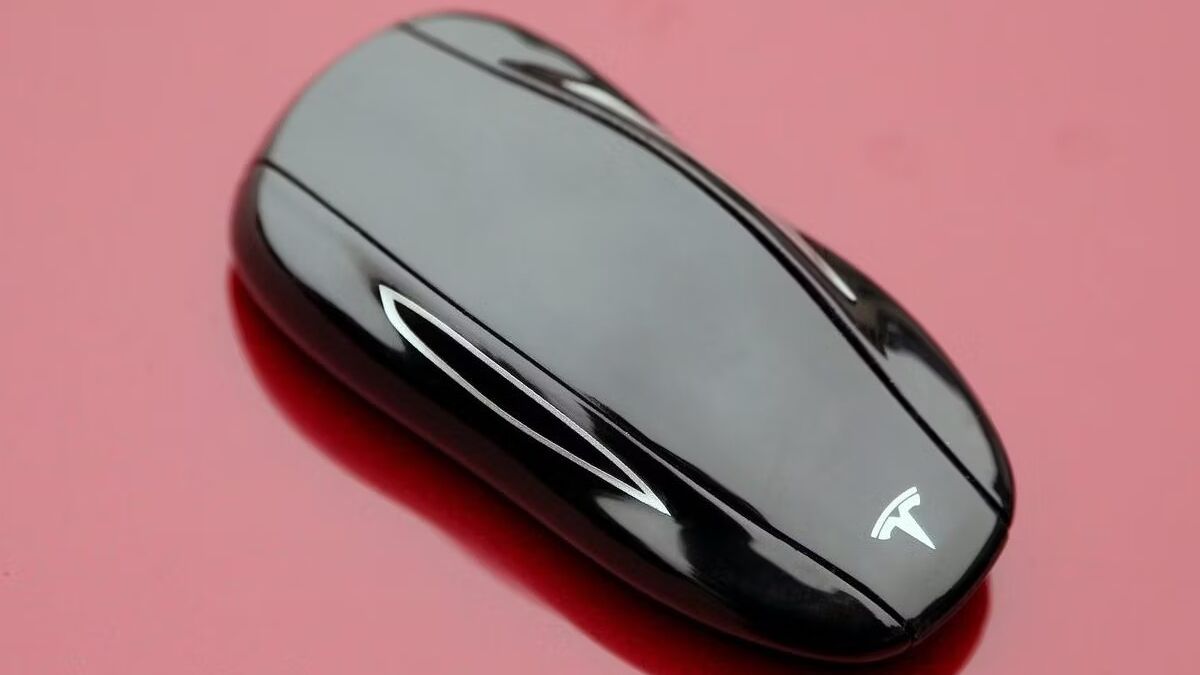Tesla-Model-S-Keyfob-in-shape-of-car-Imgur-user-TheInfamousWolf-e1544492493719.jpg