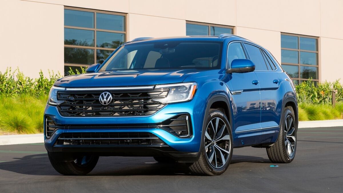 The 2025 Volkswagen Atlas in blue seen from a front quarter angle