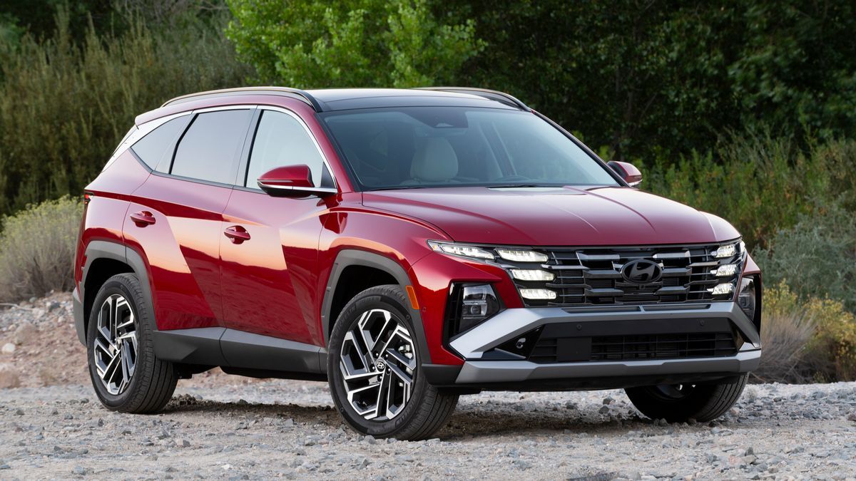 2025 Hyundai Tucson Limited front right three-quarter view.
