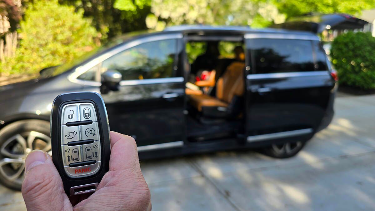 chrysler-pacifica-key-fob.jpg