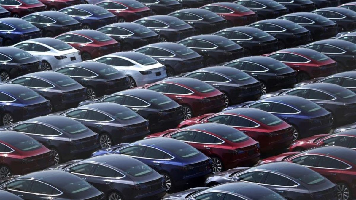 https://kbb.com/m/2bef8040632075ec/OG-tesla-lot-e1686160941575-jpg.jpg