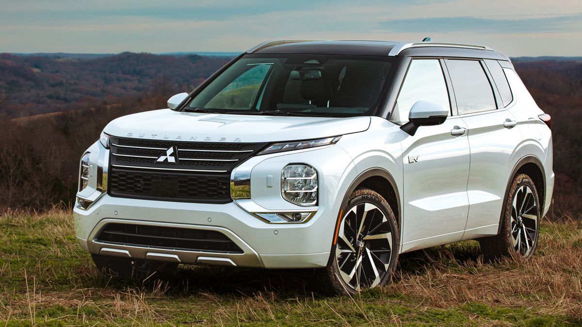 2025-mitsubishi-outlander-PHEV-front-3qtr.jpg