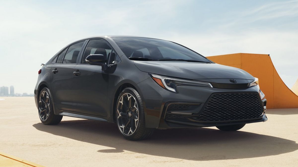 https://kbb.com/m/2c493fa0abd5f54f/OG-2025-toyota-corolla-grey-front-3qtr-jpg.jpg