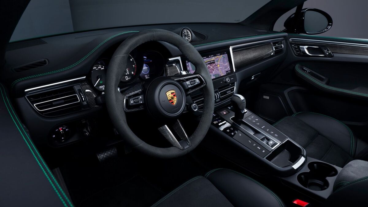 2022-Porsche-Macan-GTS-interior.jpeg
