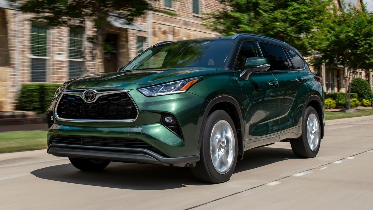 https://kbb.com/m/2dd8f59f470afa94/OG-2025-toyota-highlander-limited-driving-front-3qtr-jpg.jpg