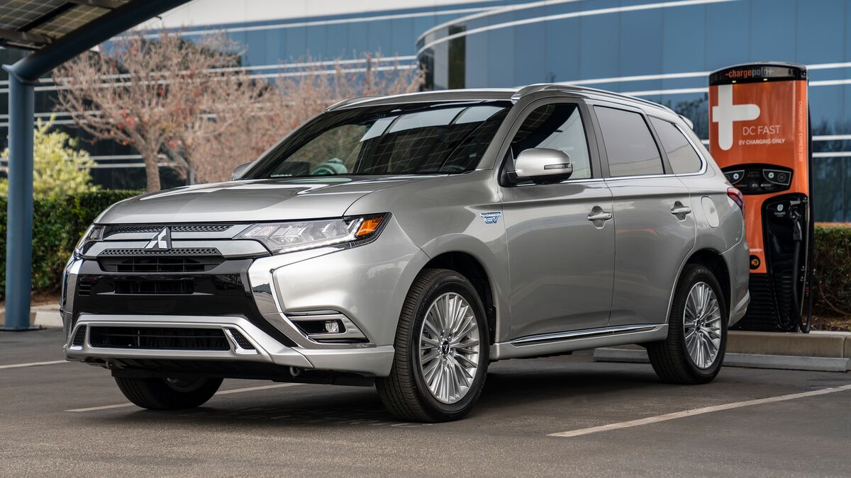 https://kbb.com/m/34cd01556bb0c3ad/OG-2020-mitsubishi-outlander-phev-front-3qtr-16x9-1-jpg.jpg
