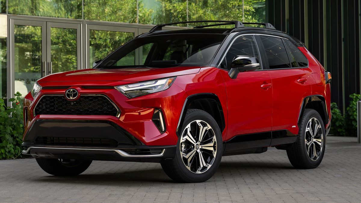 2025-toyota-rav4-phev-front-3qtr.jpg