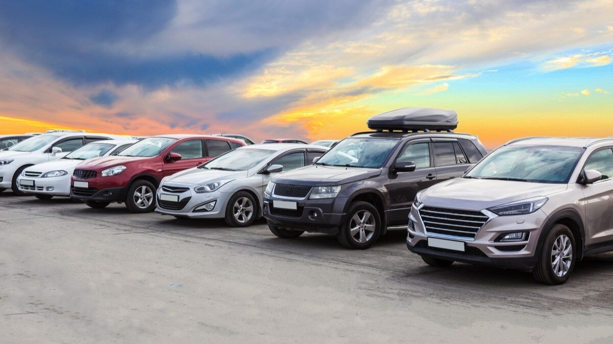 https://kbb.com/m/3b86031f85ea41ee/OG-iStock-generic-car-dealership-jpg.jpg