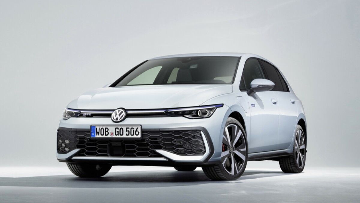 https://kbb.com/m/43dc90a72e70e0fe/OG-2025-volkswagen-golf-front-quarter-jpg.jpg