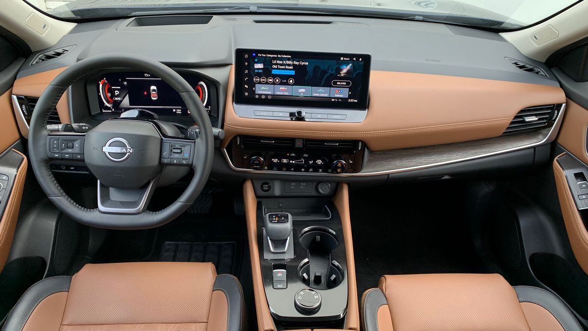 2025-nissan-rogue-platinum-front-cabin.jpg