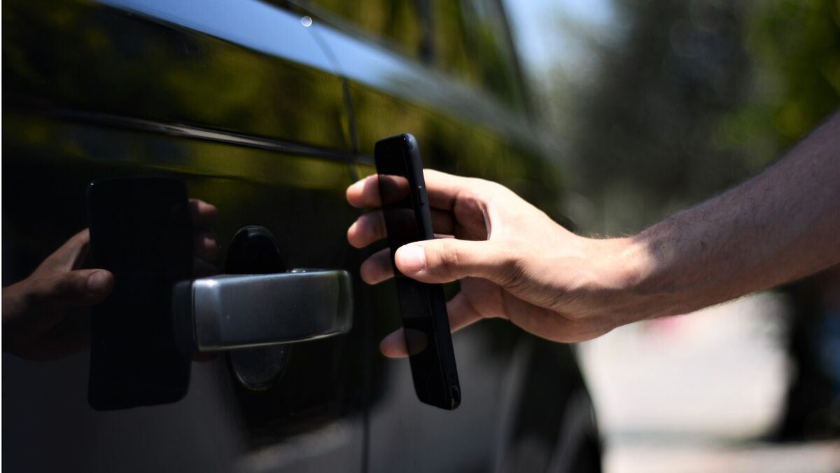 wireless-car-lock-picture-id986073908.jpg