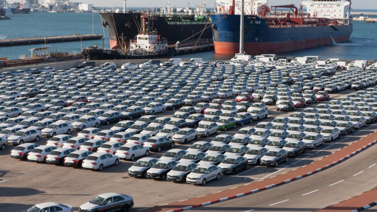 https://kbb.com/m/51d3b5fa68913c56/OG-iStock-cars-in-port-with-ships-jpg.jpg