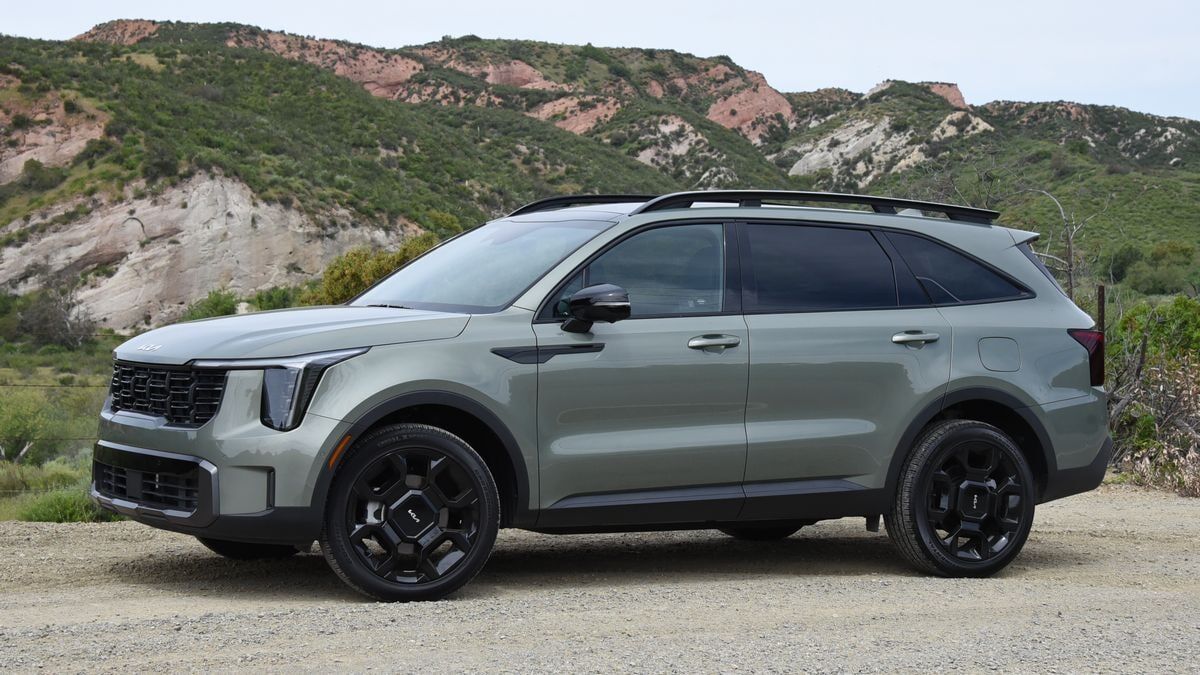 2025 Kia Sorento parked near a mountain.