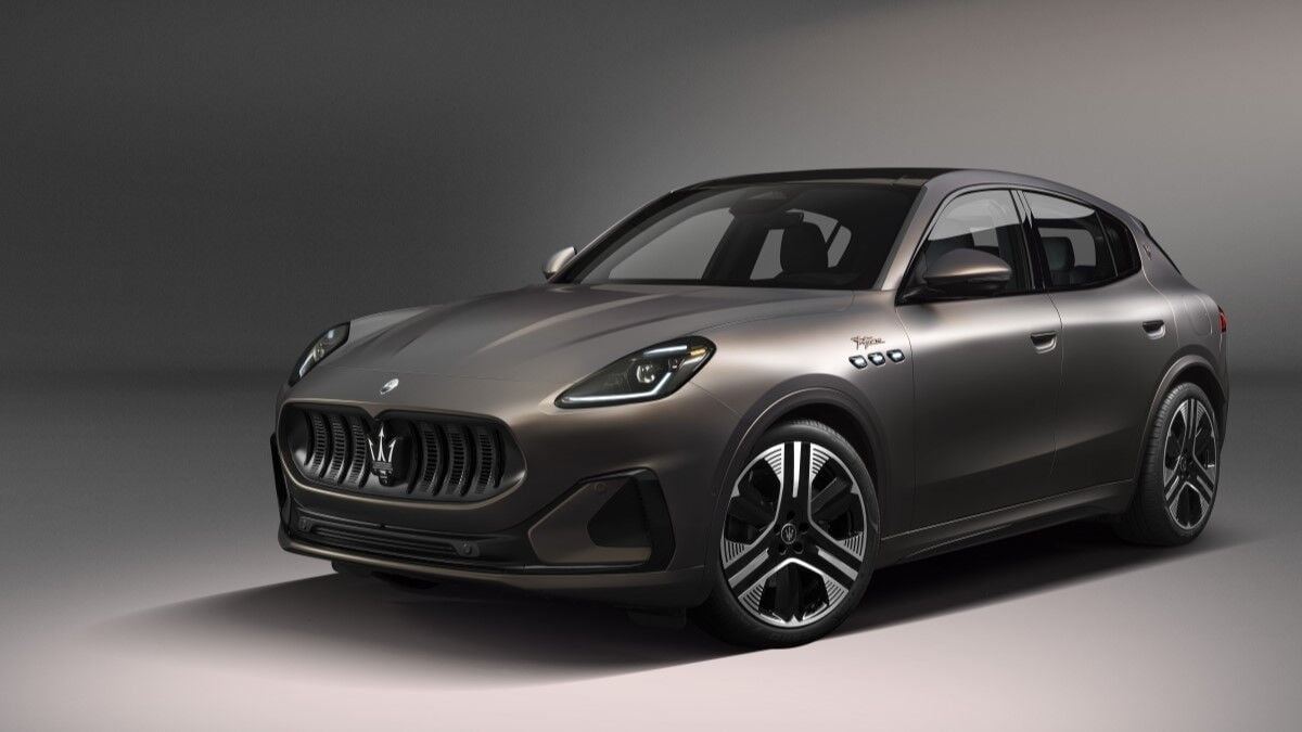 The 2024 Maserati Grecale Folgore seen from a front quarter angle