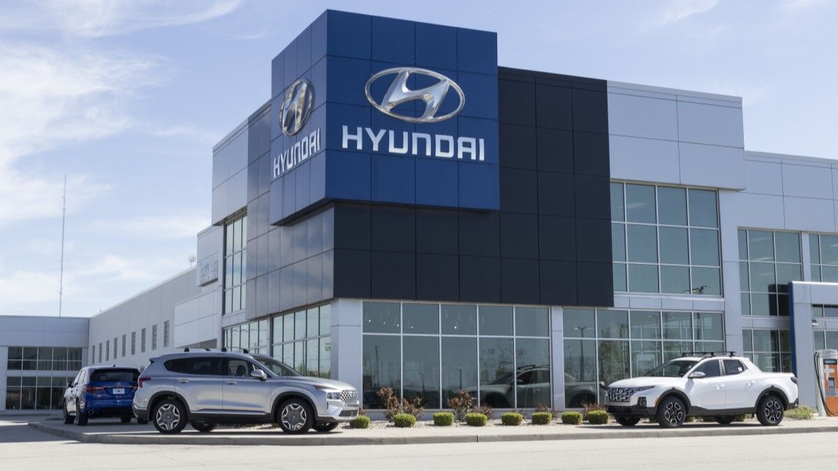 https://kbb.com/m/6648ac488b064d7b/OG-iStock-hyundai-dealership-jpg.jpg