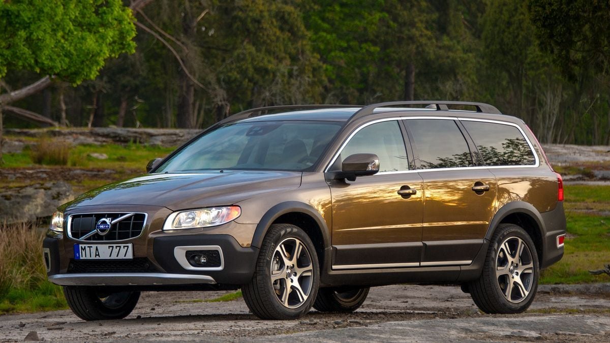 2013-volvo-xc70-front-3qtr.jpg