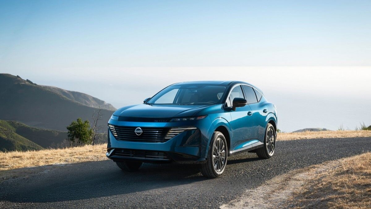 The 2026 Nissan Murano in blue seen from a front quarter angle