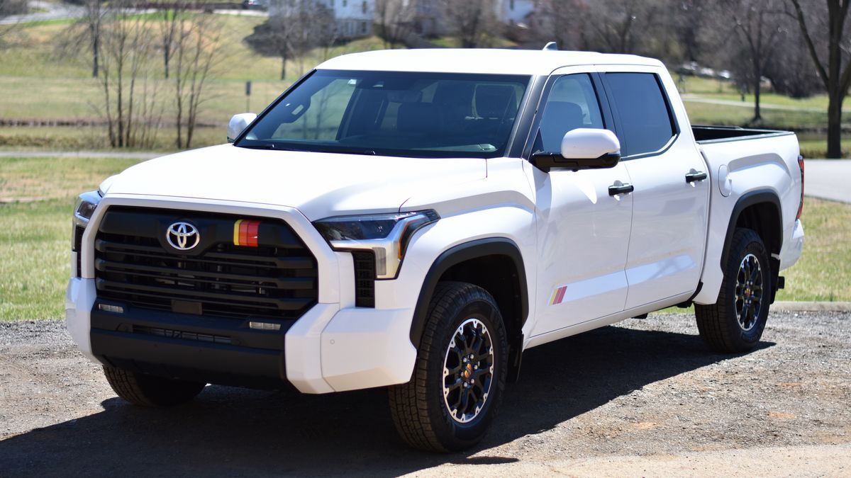 https://kbb.com/m/72c8543678c4a9ef/OG-2025-toyota-tundra-sr5-front-3qtr-jpg.jpg